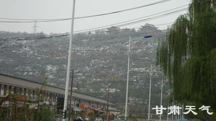 泾川县出现罕见的五月飞雪