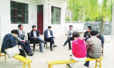 省厅帮扶小组和镇政府、渠刘村村委会、贫困群众代表进行座谈