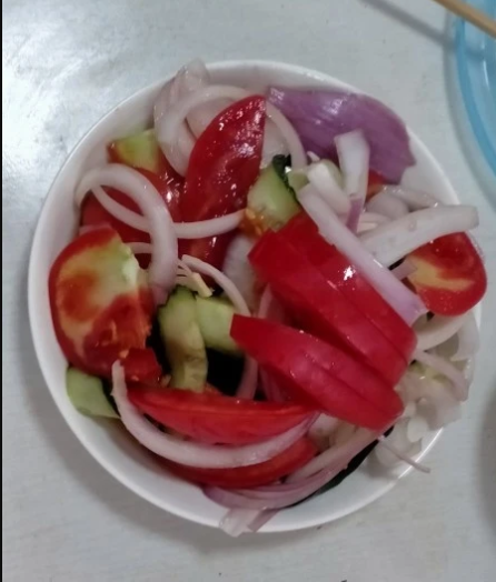 泾川民间传统食谱—《洋葱黄瓜西红柿 混合拌》